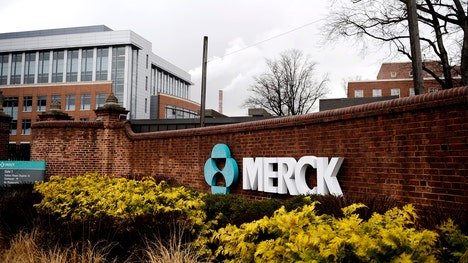 Merck  Co's experimental insomnia drug moved a step closer to U.S. approval on Wednesday after a panel of medical experts said it is effective and safe at lower doses.